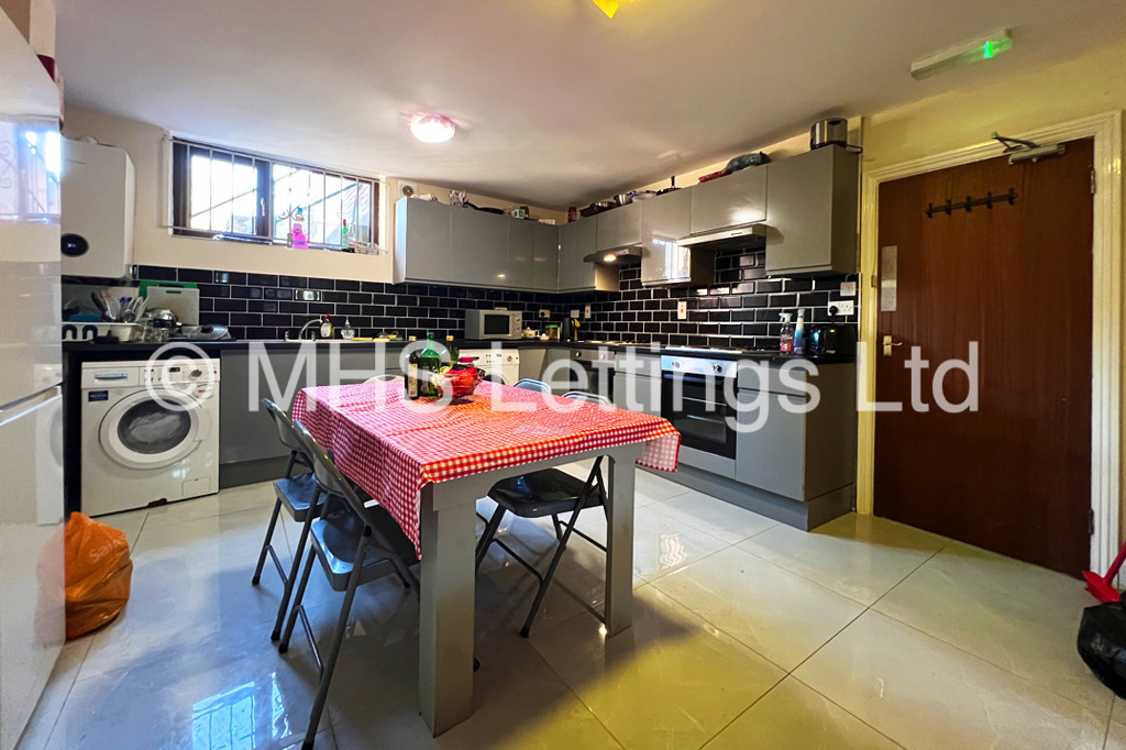 Photo of 9 Bedroom End Terraced House in 6 Regent Park Avenue, Leeds, LS6 2AU