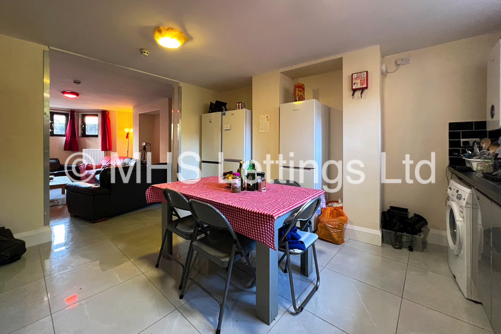 Photo of 9 Bedroom End Terraced House in 6 Regent Park Avenue, Leeds, LS6 2AU
