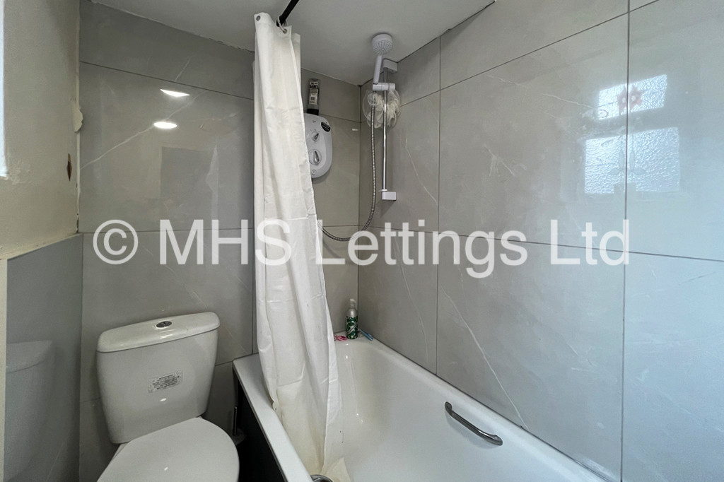 Photo of 9 Bedroom End Terraced House in 6 Regent Park Avenue, Leeds, LS6 2AU