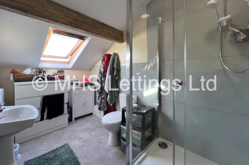 Photo of 9 Bedroom End Terraced House in 6 Regent Park Avenue, Leeds, LS6 2AU