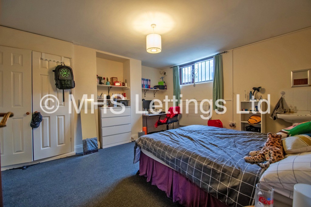 Photo of 9 Bedroom End Terraced House in 6 Regent Park Avenue, Leeds, LS6 2AU
