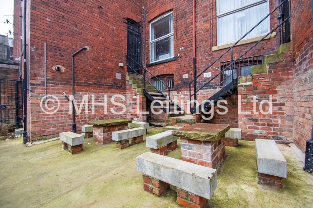 Photo of 9 Bedroom End Terraced House in 6 Regent Park Avenue, Leeds, LS6 2AU