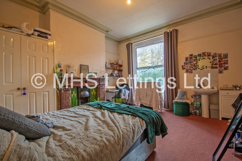 Photo of 9 Bedroom End Terraced House in 6 Regent Park Avenue, Leeds, LS6 2AU