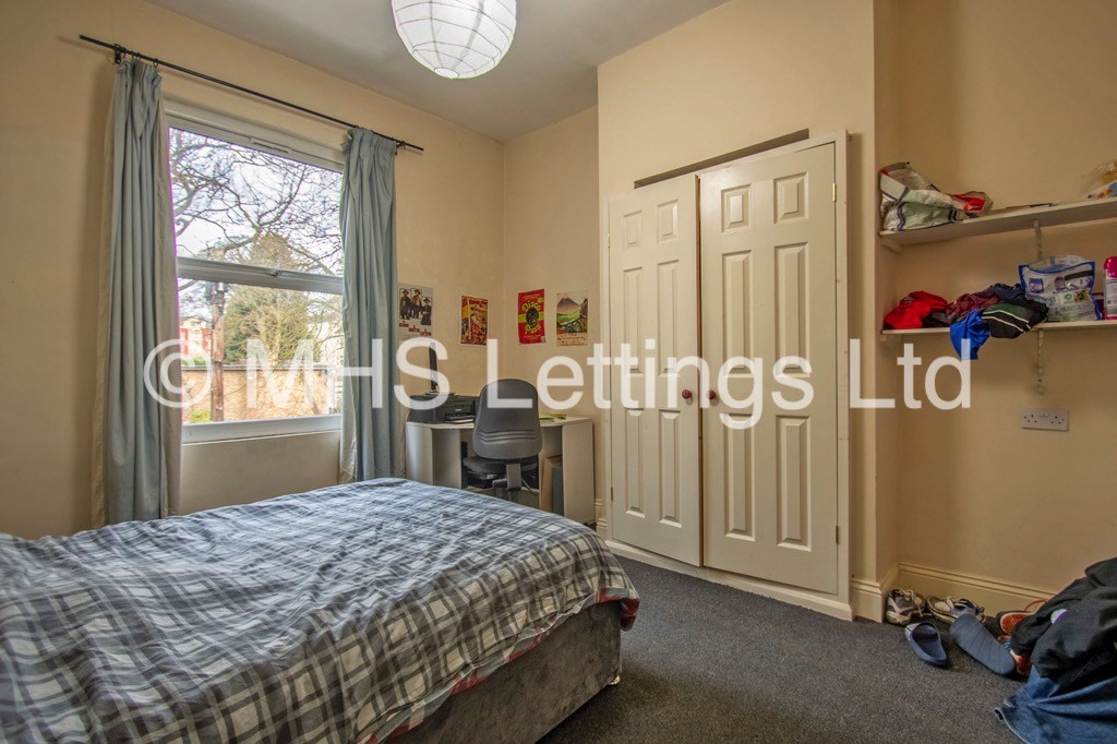 Photo of 10 Bedroom Mid Terraced House in 15 Regent Park Terrace, Leeds, LS6 2AX