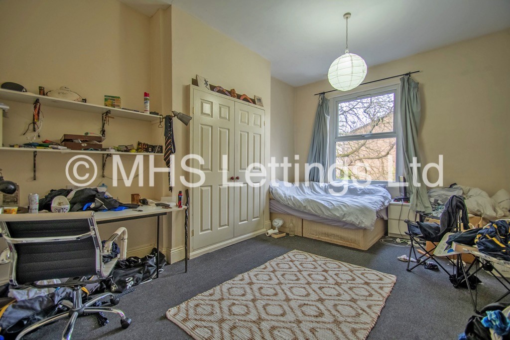 Photo of 10 Bedroom Mid Terraced House in 15 Regent Park Terrace, Leeds, LS6 2AX