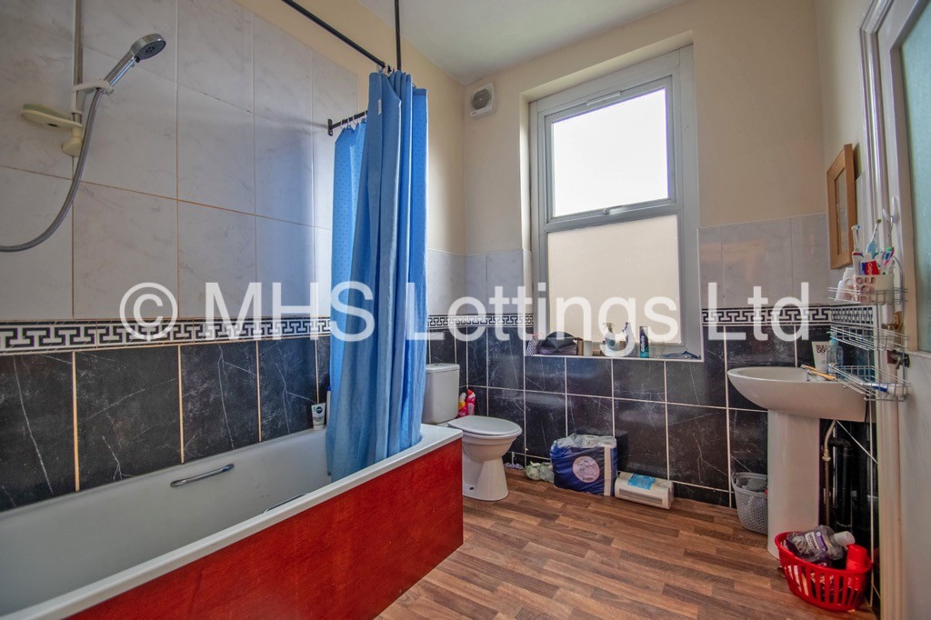 Photo of 10 Bedroom Mid Terraced House in 15 Regent Park Terrace, Leeds, LS6 2AX