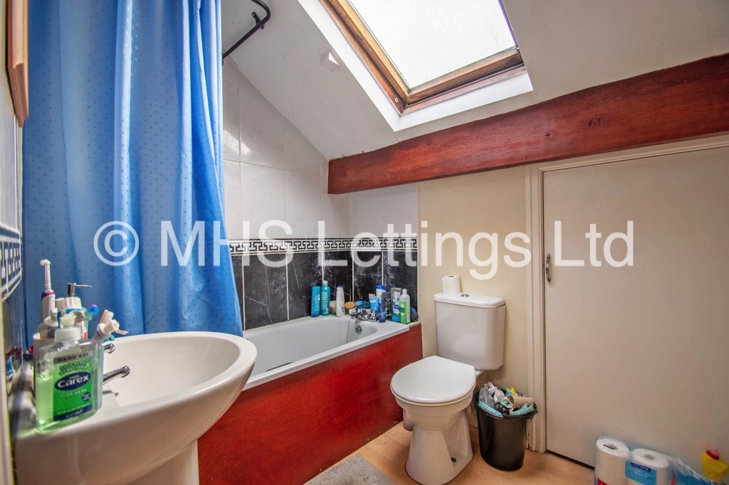 Photo of 10 Bedroom Mid Terraced House in 15 Regent Park Terrace, Leeds, LS6 2AX