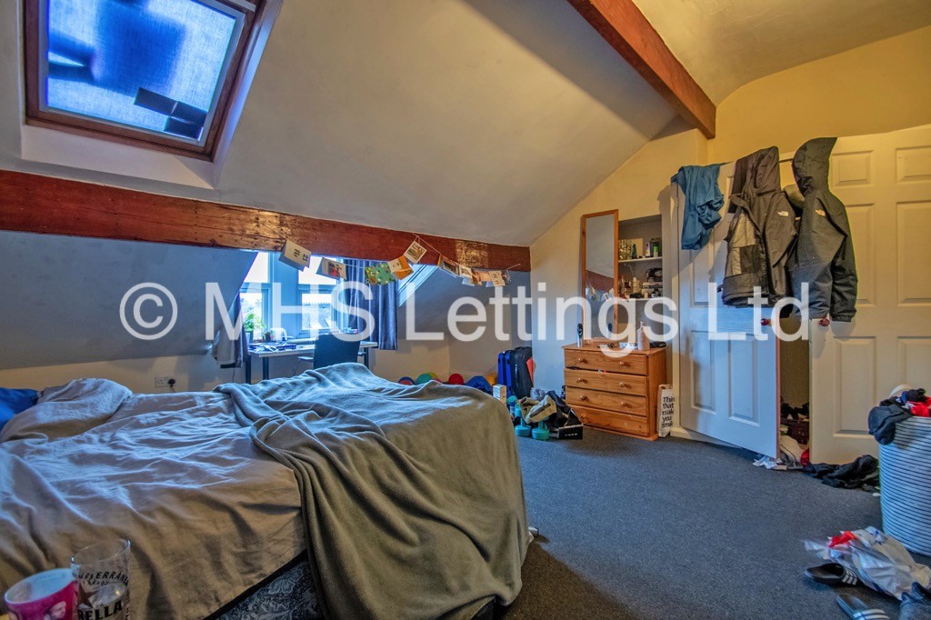 Photo of 10 Bedroom Mid Terraced House in 15 Regent Park Terrace, Leeds, LS6 2AX