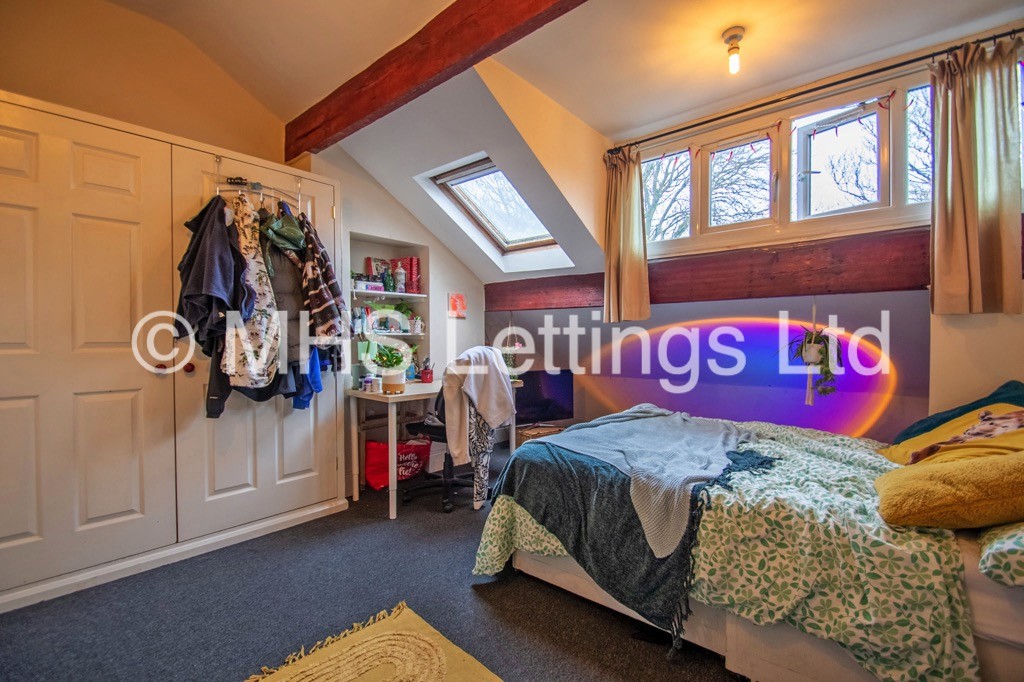Photo of 10 Bedroom Mid Terraced House in 15 Regent Park Terrace, Leeds, LS6 2AX