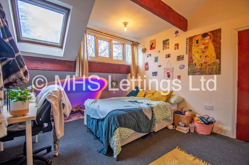 Photo of 10 Bedroom Mid Terraced House in 15 Regent Park Terrace, Leeds, LS6 2AX