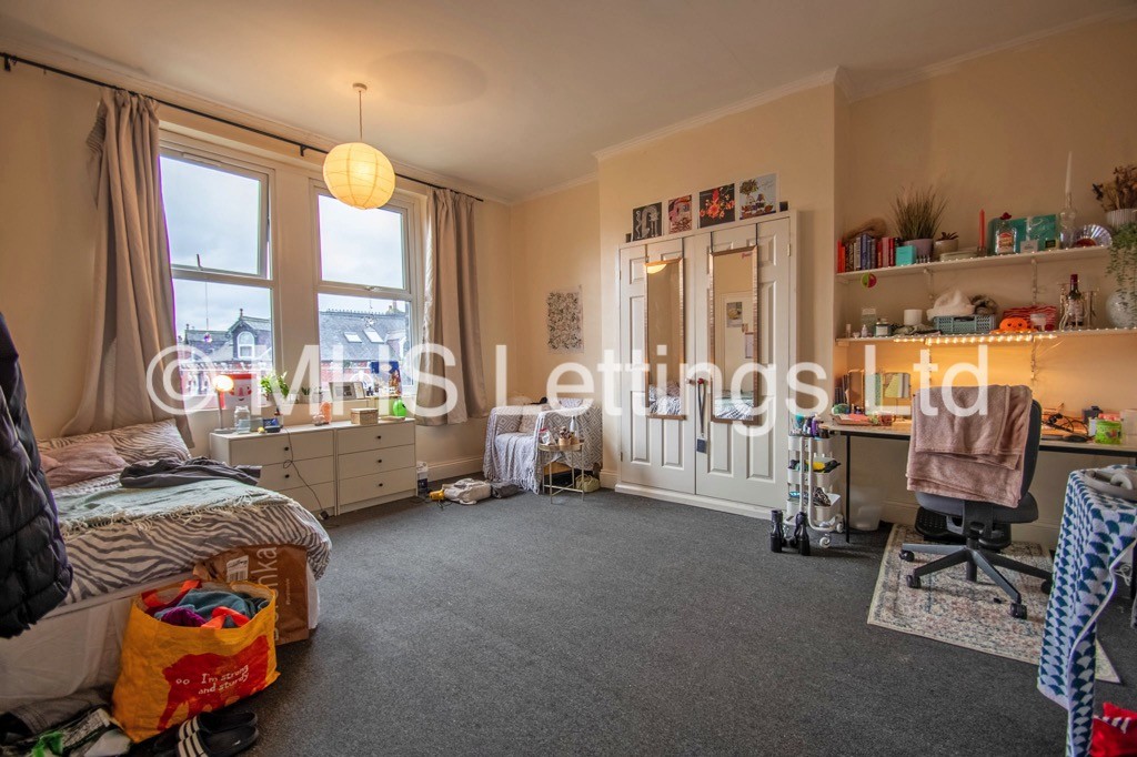 Photo of 10 Bedroom Mid Terraced House in 15 Regent Park Terrace, Leeds, LS6 2AX