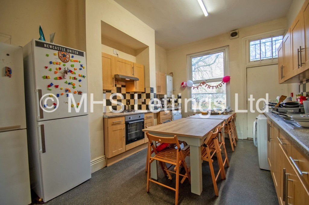 Photo of 10 Bedroom Mid Terraced House in 15 Regent Park Terrace, Leeds, LS6 2AX