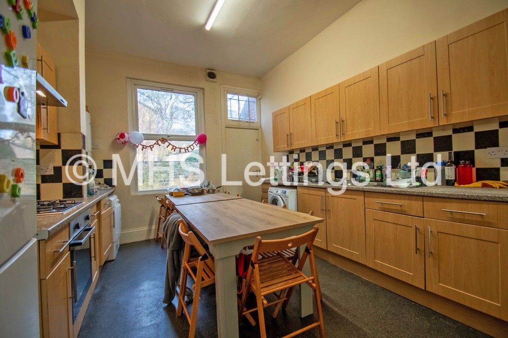 Photo of 10 Bedroom Mid Terraced House in 15 Regent Park Terrace, Leeds, LS6 2AX