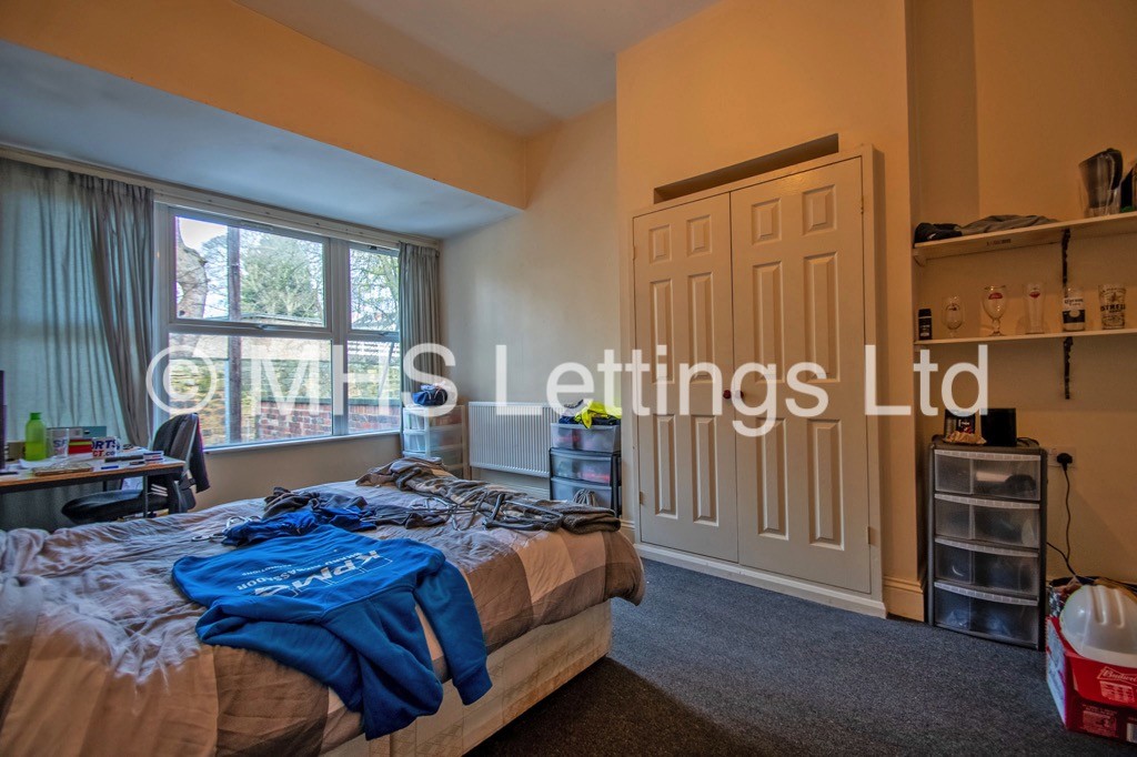 Photo of 10 Bedroom Mid Terraced House in 15 Regent Park Terrace, Leeds, LS6 2AX