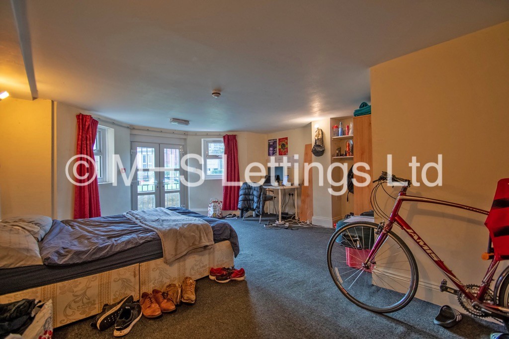 Photo of 10 Bedroom Mid Terraced House in 15 Regent Park Terrace, Leeds, LS6 2AX