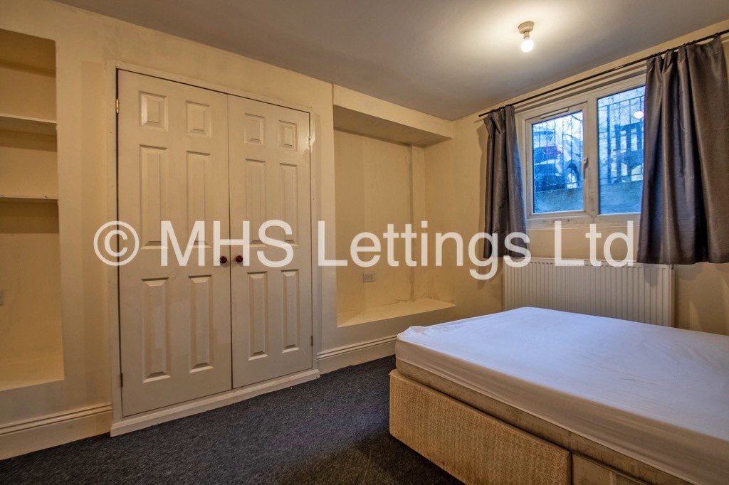 Photo of 10 Bedroom Mid Terraced House in 15 Regent Park Terrace, Leeds, LS6 2AX