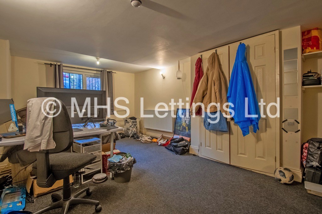 Photo of 10 Bedroom Mid Terraced House in 15 Regent Park Terrace, Leeds, LS6 2AX