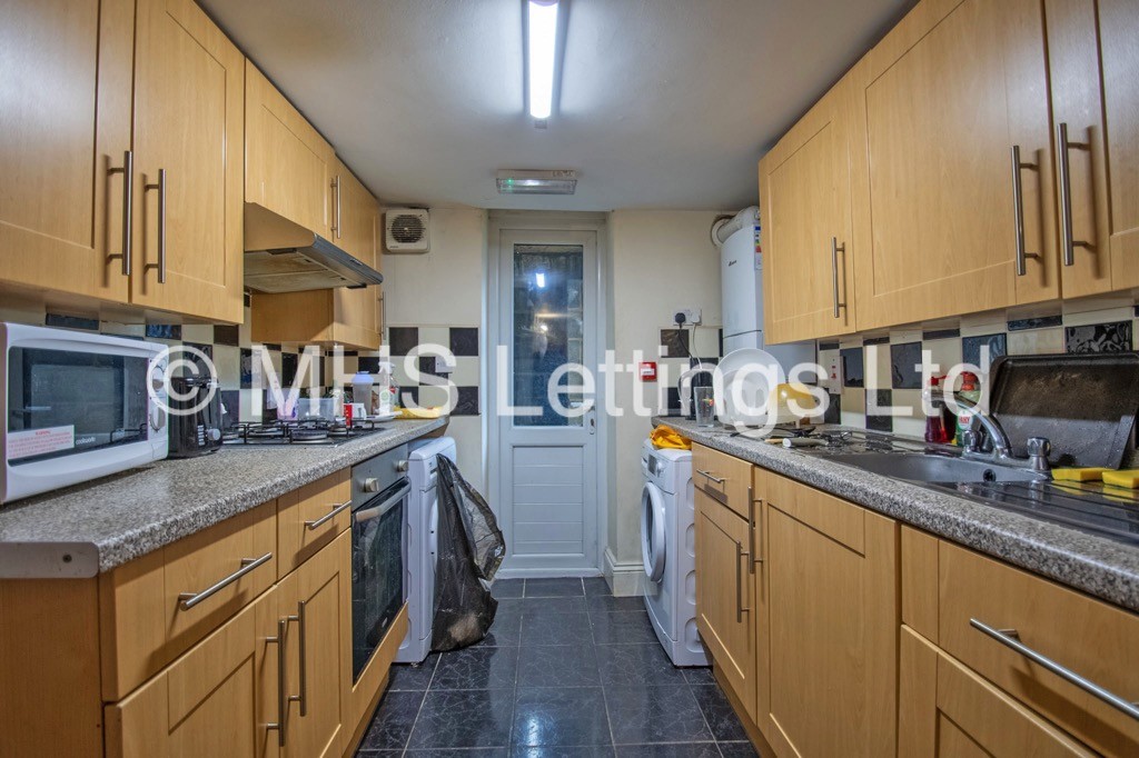 Photo of 10 Bedroom Mid Terraced House in 15 Regent Park Terrace, Leeds, LS6 2AX
