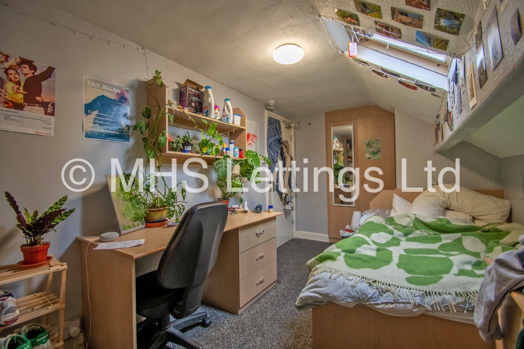 Photo of 8 Bedroom Mid Terraced House in 6 Regent Park Terrace, Leeds, LS6 2AX