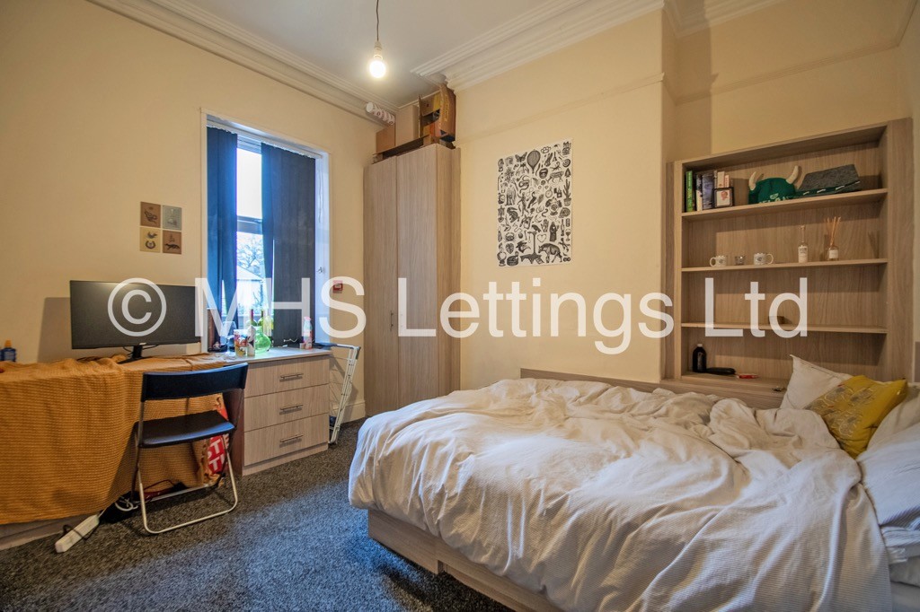 Photo of 8 Bedroom Mid Terraced House in 6 Regent Park Terrace, Leeds, LS6 2AX
