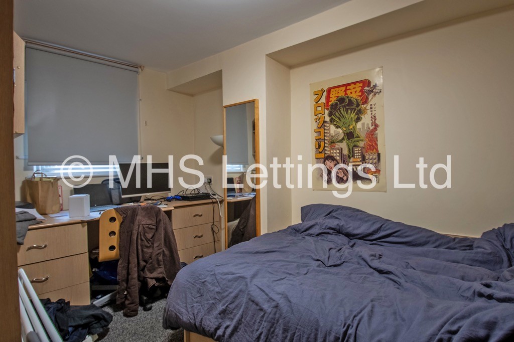 Photo of 8 Bedroom Mid Terraced House in 6 Regent Park Terrace, Leeds, LS6 2AX