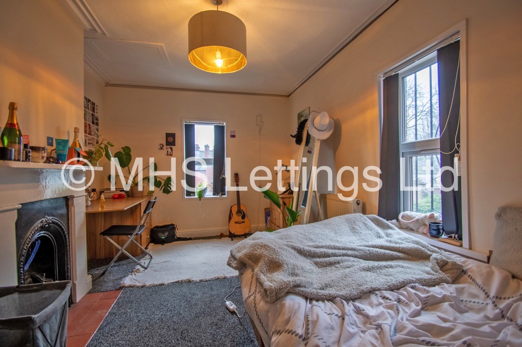 Photo of 8 Bedroom Mid Terraced House in 6 Regent Park Terrace, Leeds, LS6 2AX