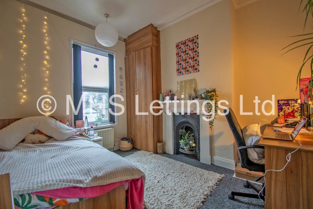 Photo of 8 Bedroom Mid Terraced House in 6 Regent Park Terrace, Leeds, LS6 2AX
