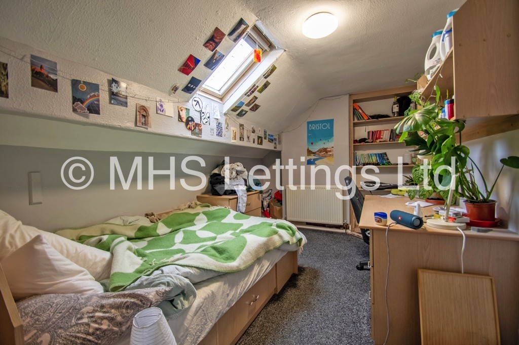 Photo of 8 Bedroom Mid Terraced House in 6 Regent Park Terrace, Leeds, LS6 2AX