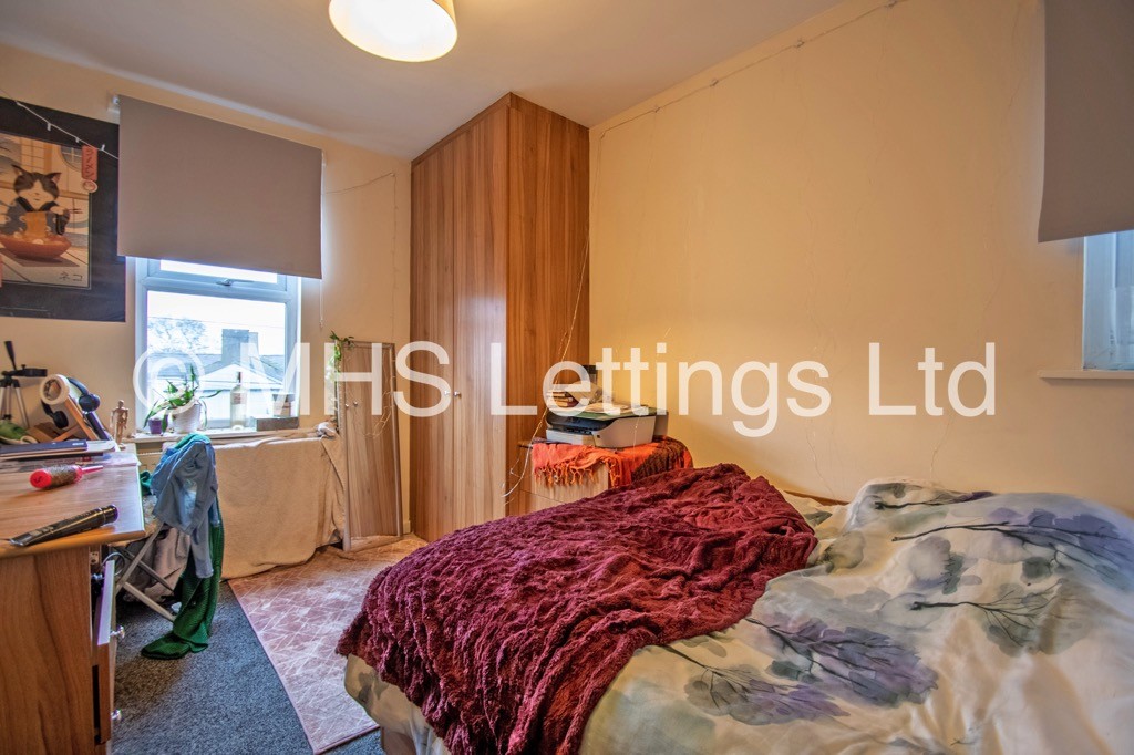 Photo of 7 Bedroom Mid Terraced House in 10 Regent Park Terrace, Leeds, LS6 2AX