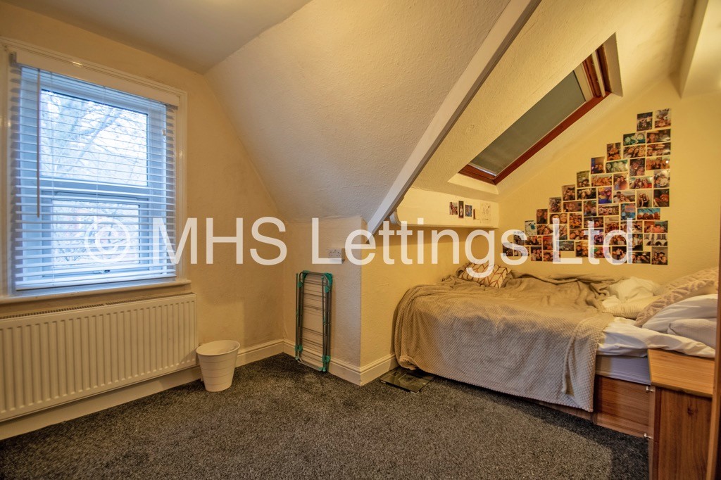 Photo of 7 Bedroom Mid Terraced House in 10 Regent Park Terrace, Leeds, LS6 2AX