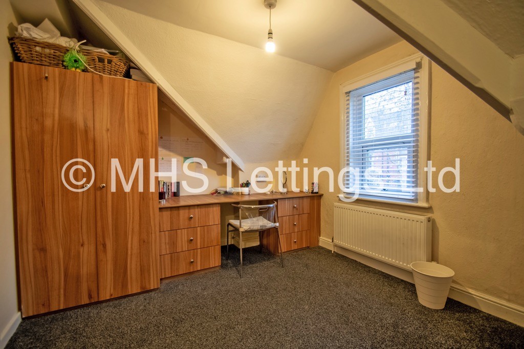 Photo of 7 Bedroom Mid Terraced House in 10 Regent Park Terrace, Leeds, LS6 2AX