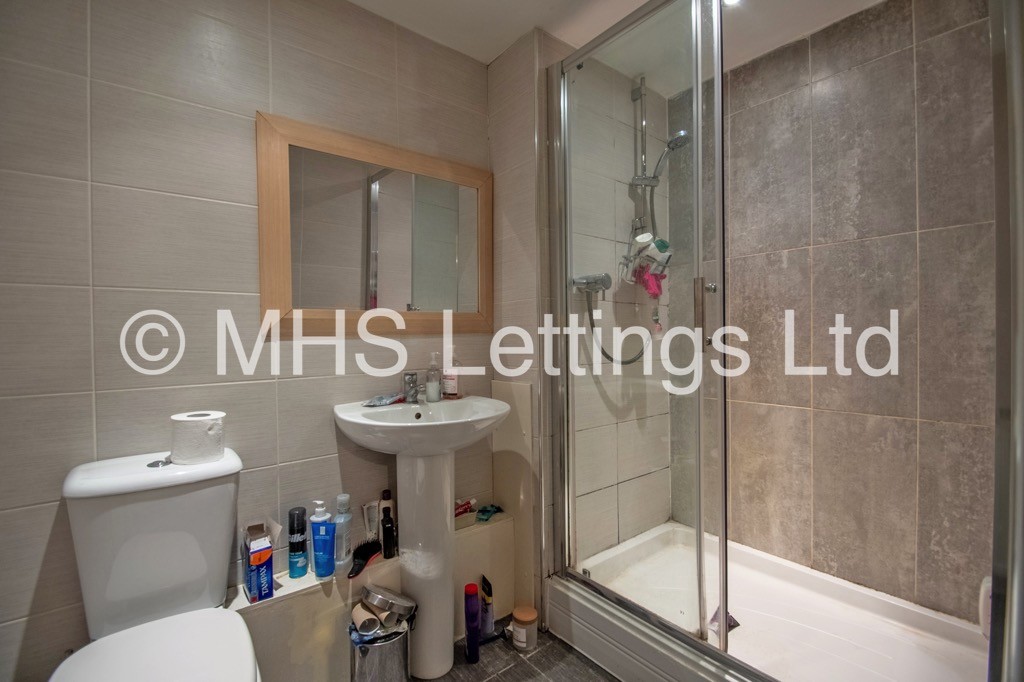 Photo of 7 Bedroom Mid Terraced House in 10 Regent Park Terrace, Leeds, LS6 2AX