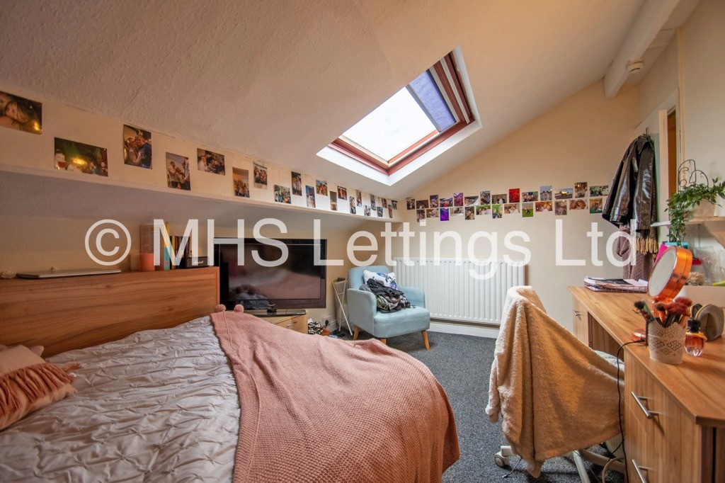Photo of 7 Bedroom Mid Terraced House in 10 Regent Park Terrace, Leeds, LS6 2AX