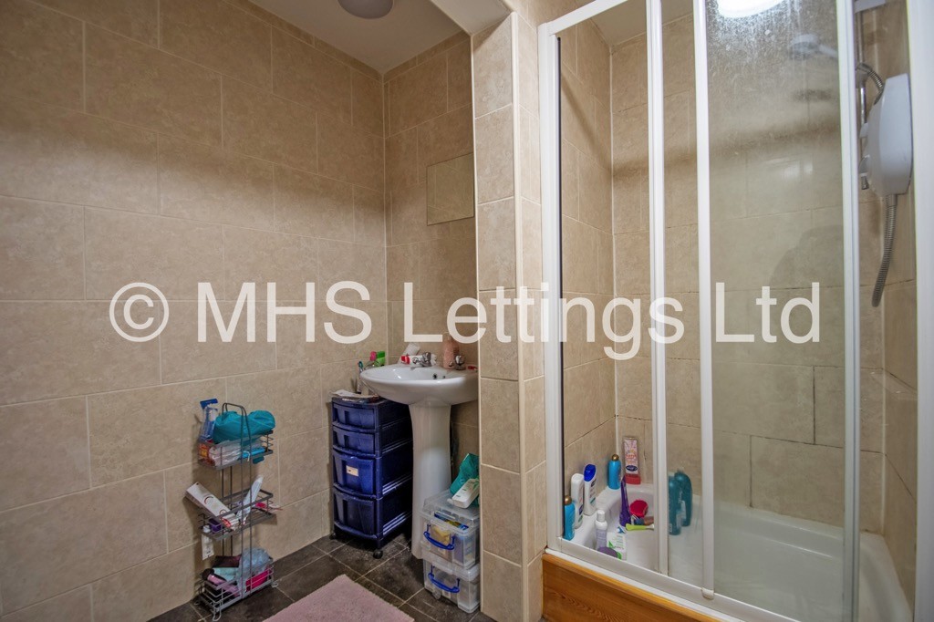 Photo of 7 Bedroom Mid Terraced House in 10 Regent Park Terrace, Leeds, LS6 2AX