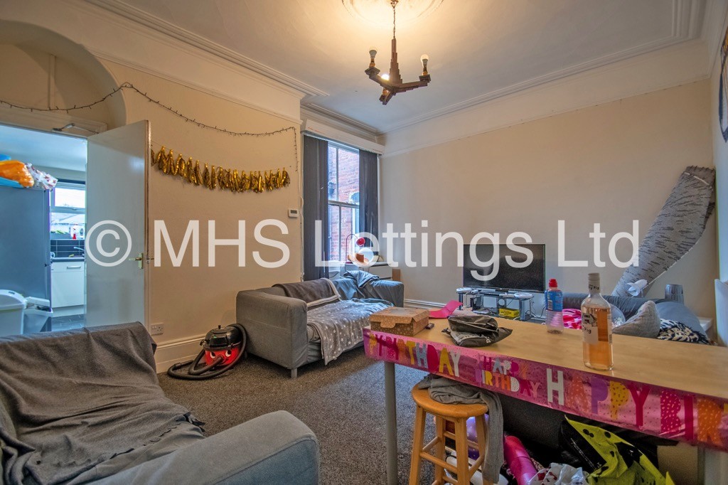 Photo of 7 Bedroom Mid Terraced House in 10 Regent Park Terrace, Leeds, LS6 2AX