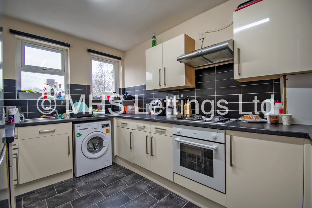 Photo of 7 Bedroom Mid Terraced House in 10 Regent Park Terrace, Leeds, LS6 2AX