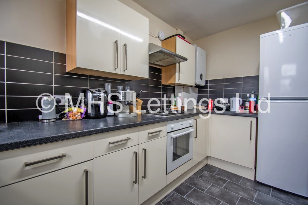 Photo of 7 Bedroom Mid Terraced House in 10 Regent Park Terrace, Leeds, LS6 2AX