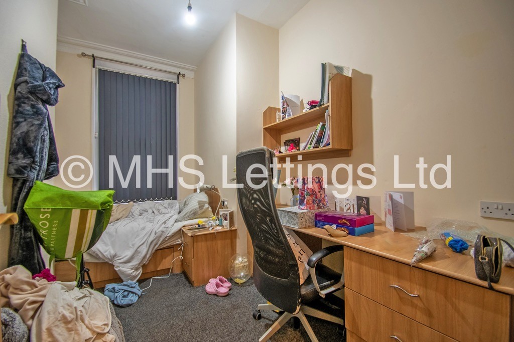 Photo of 7 Bedroom Mid Terraced House in 10 Regent Park Terrace, Leeds, LS6 2AX