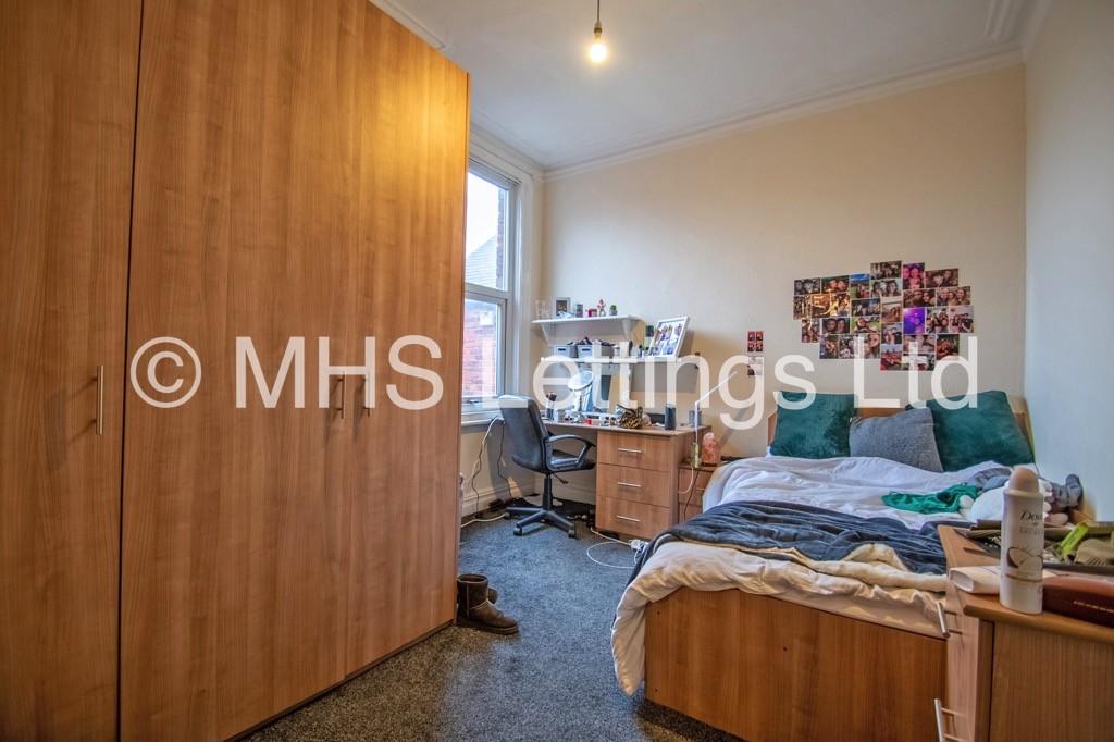 Photo of 7 Bedroom Mid Terraced House in 10 Regent Park Terrace, Leeds, LS6 2AX