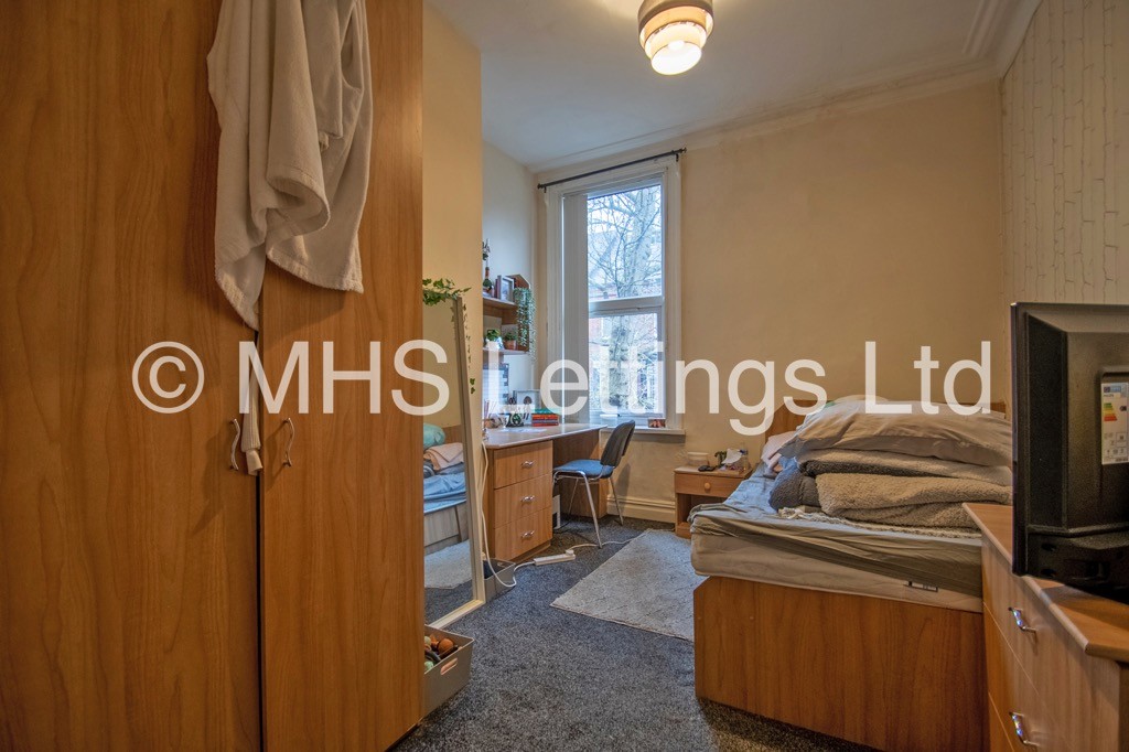 Photo of 7 Bedroom Mid Terraced House in 10 Regent Park Terrace, Leeds, LS6 2AX