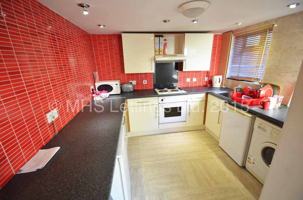 Photo of 2 Bedroom Flat in 27a Estcourt Avenue, Leeds, LS6 3ES