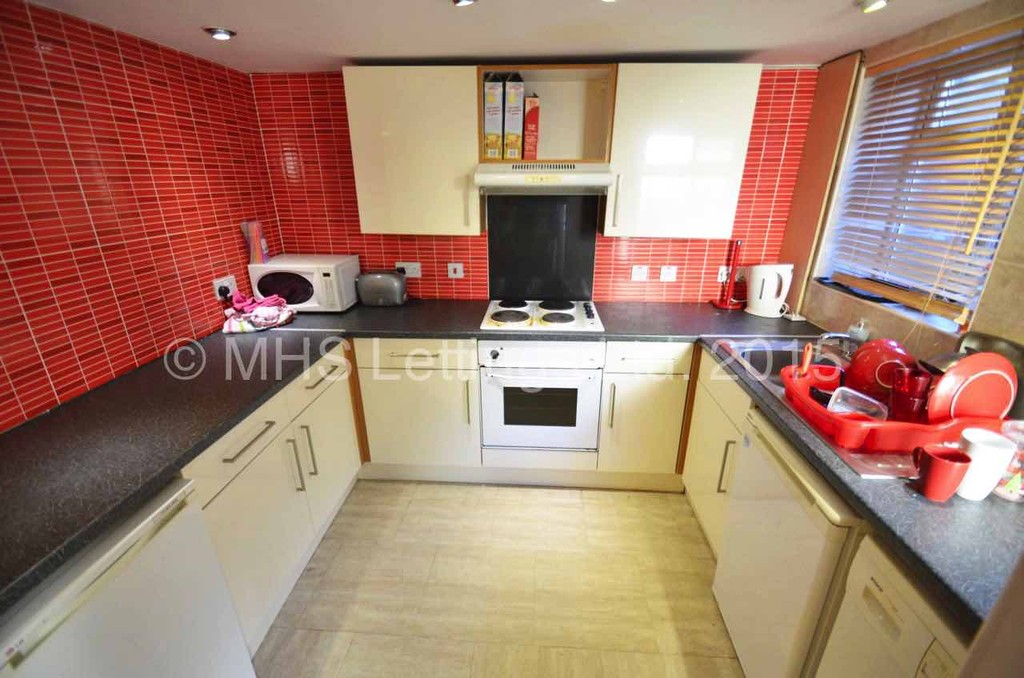 Photo of 2 Bedroom Flat in 27a Estcourt Avenue, Leeds, LS6 3ES