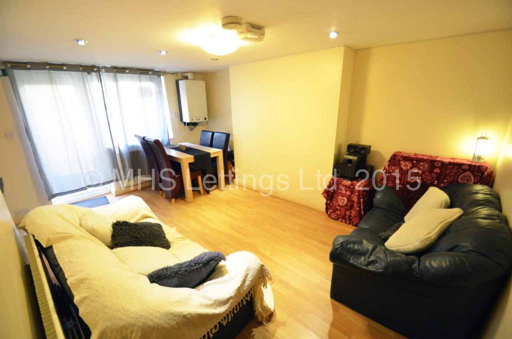 Photo of 2 Bedroom Flat in 27a Estcourt Avenue, Leeds, LS6 3ES