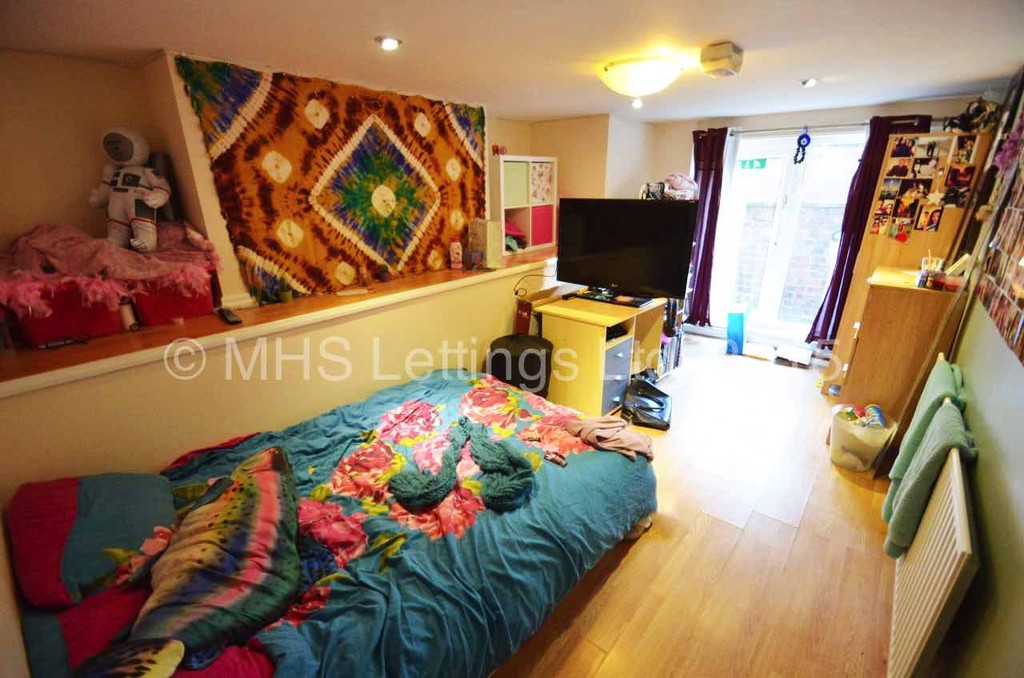 Photo of 2 Bedroom Flat in 27a Estcourt Avenue, Leeds, LS6 3ES
