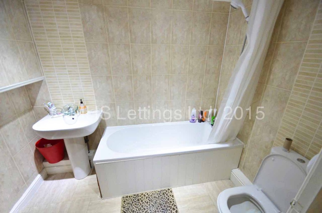 Photo of 2 Bedroom Flat in 27a Estcourt Avenue, Leeds, LS6 3ES