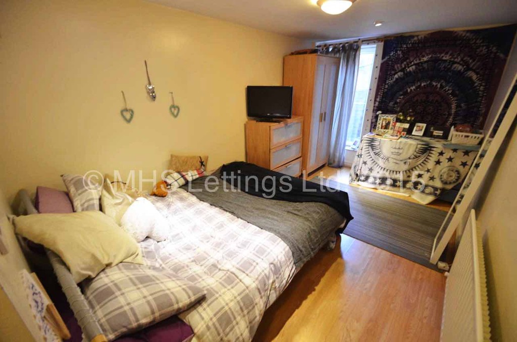 Photo of 2 Bedroom Flat in 27a Estcourt Avenue, Leeds, LS6 3ES