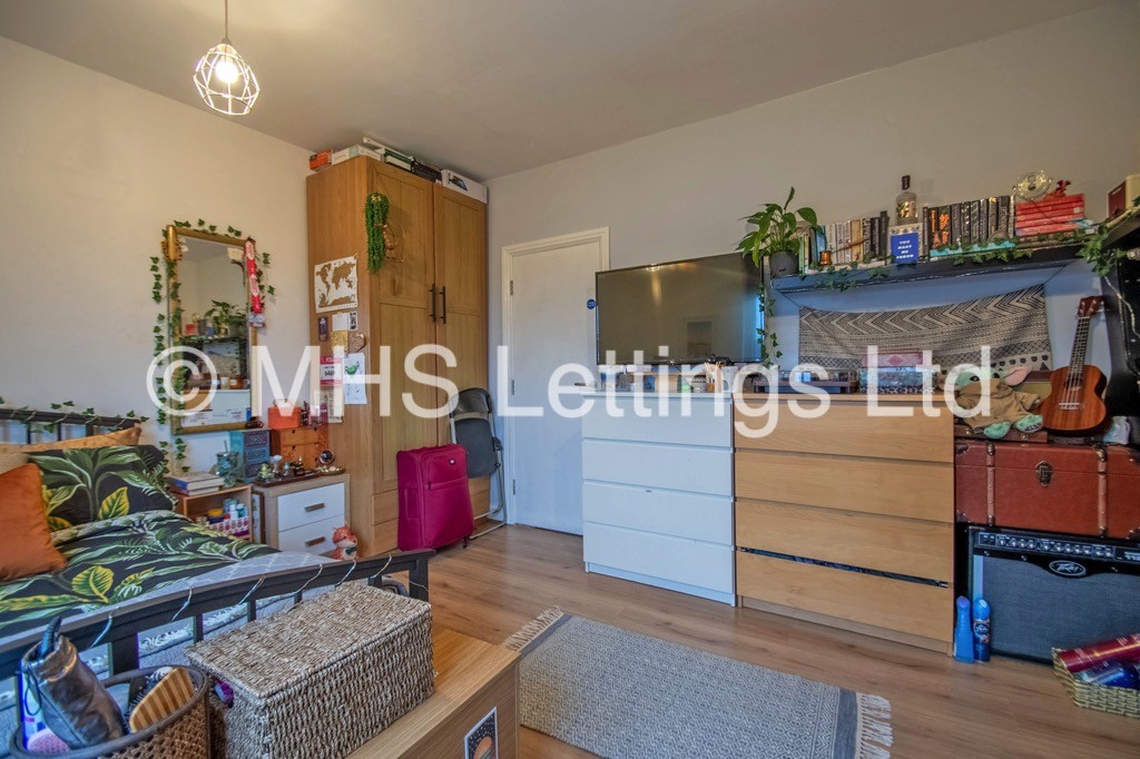 Photo of 4 Bedroom Mid Terraced House in 14 Clarkson View, Leeds, LS6 2LB