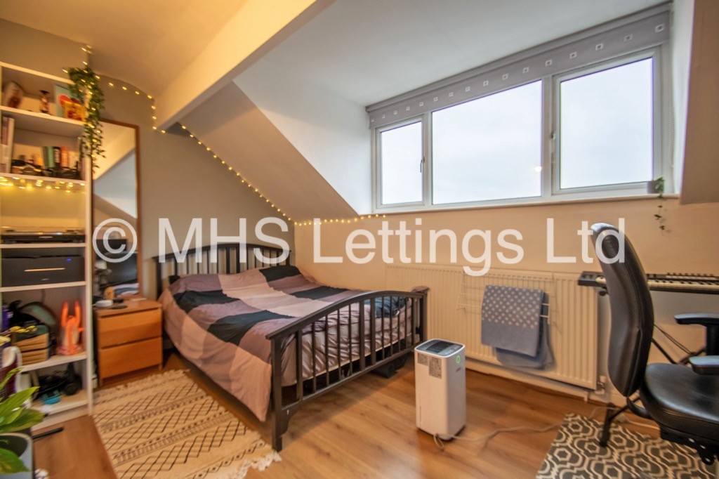 Photo of 4 Bedroom Mid Terraced House in 14 Clarkson View, Leeds, LS6 2LB