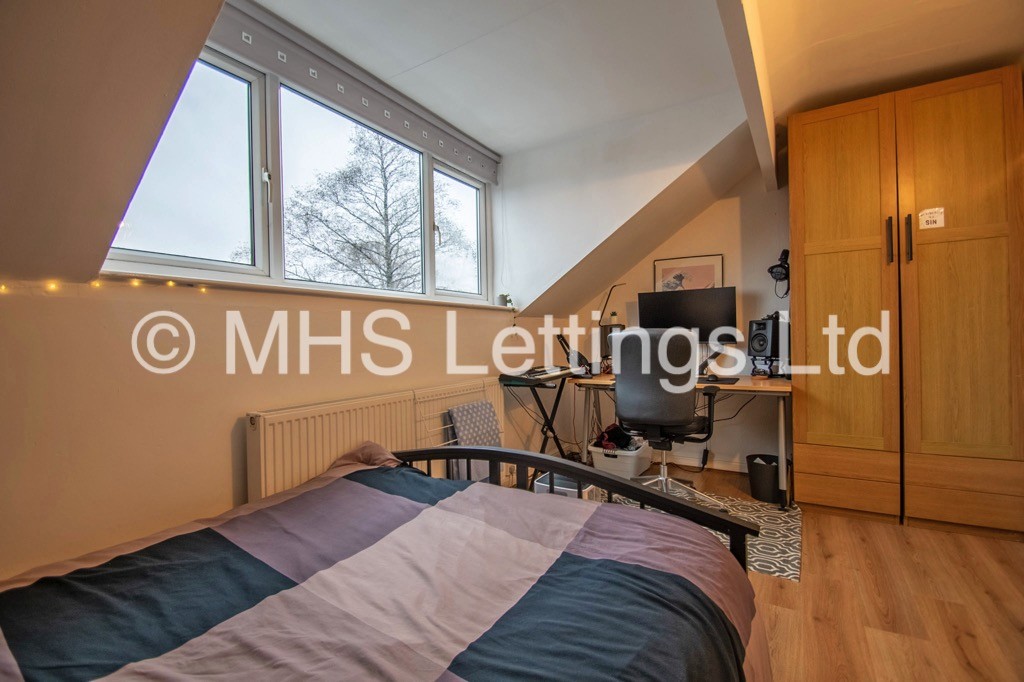 Photo of 4 Bedroom Mid Terraced House in 14 Clarkson View, Leeds, LS6 2LB