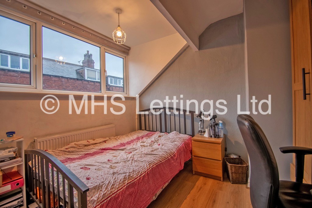 Photo of 4 Bedroom Mid Terraced House in 14 Clarkson View, Leeds, LS6 2LB